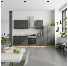 Cuisine moderne avec armoires grises, plan de travail en bois et hotte aspirante dans un espace ouvert et lumineux.