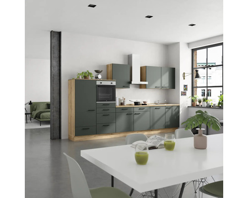Cuisine lumineuse avec armoires de cuisine et table à manger
