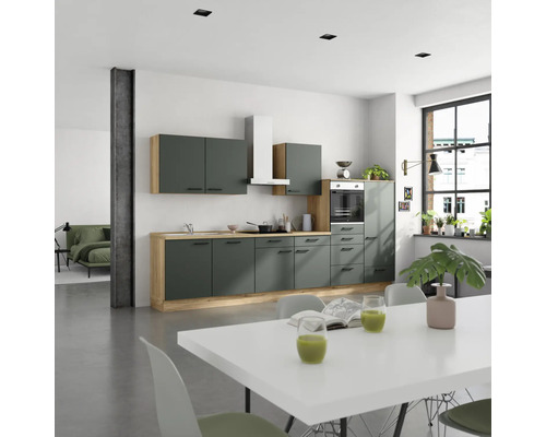 Cuisine claire avec façades gris-vert, plan de travail imitation bois et hotte blanche dans un espace de vie moderne