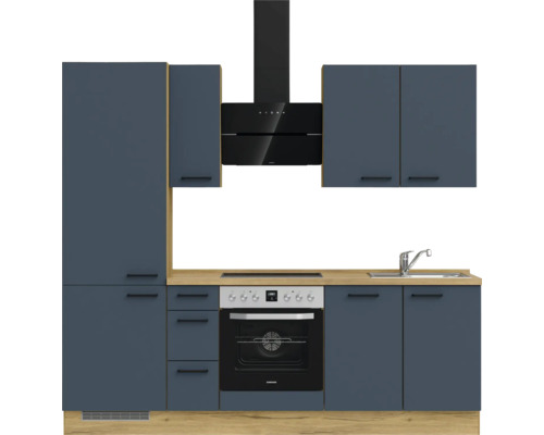 Küchenzeile mit Dunstabzugshaube, Spüle und Elektroherd