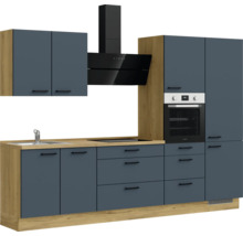 Cuisine équipée avec évier, plaque de cuisson, hotte aspirante et four au design moderne