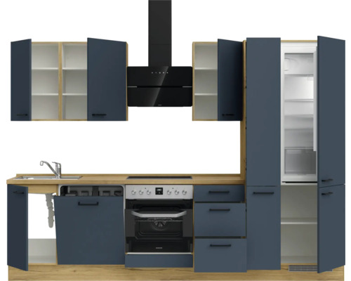 Cuisine complète avec évier, lave-vaisselle, four, plaque de cuisson, hotte aspirante, réfrigérateur-congélateur et armoires aspect bois et bleu
