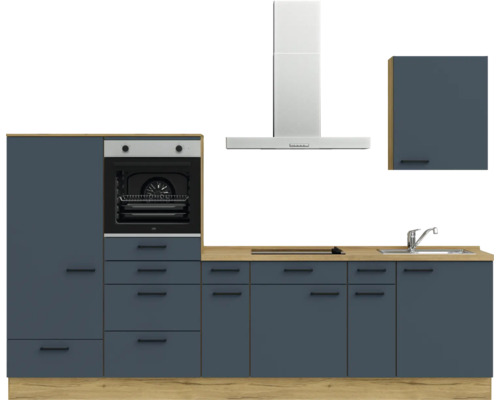 Küchenzeile mit Einbaubackofen, Dunstabzugshaube, Spüle und Hängeschrank