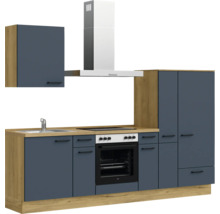 Cuisine équipée avec évier, cuisinière, four, hotte aspirante et armoires en aspect bois et bleu