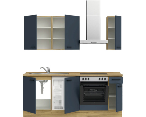 Küchenzeile mit Spüle, Kühlschrank, Backofen, Kochfeld und Dunstabzugshaube