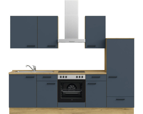 Küchenzeile mit Spüle, Herd, Dunstabzugshaube und Schränken in Holzoptik