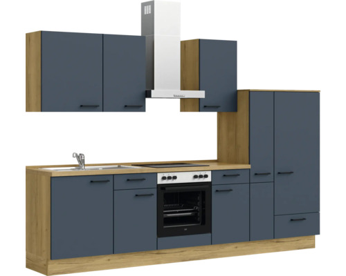 Komplette Küche mit Spüle, Herd, Dunstabzugshaube und Schränken in Holzoptik und Blau