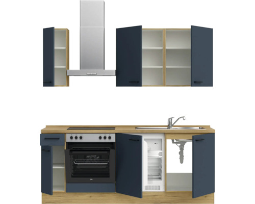 Küchenzeile mit Dunstabzugshaube, Herd, Spüle und Kühlschrank