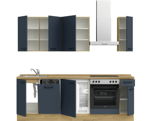 Küchenzeile mit Spüle, Kochfeld, Backofen, Dunstabzugshaube, Kühlschrank und Schränken