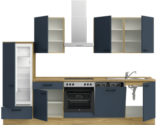 Einbauküche mit Kühlschrank, Herd, Spüle und Dunstabzugshaube