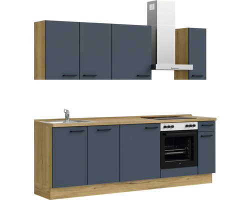 Küchenzeile mit Spüle, Herd, Backofen, Dunstabzugshaube und Schränken