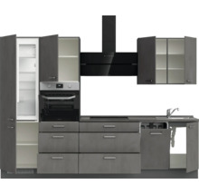 Komplette graue Küchenzeile mit Kühlschrank, Backofen, Herd, Dunstabzugshaube, Spüle und Schränken.