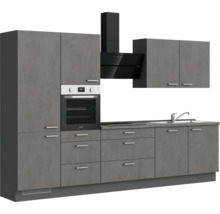 Graue Küchenzeile mit Backofen, Dunstabzugshaube, Spüle und Schränken.