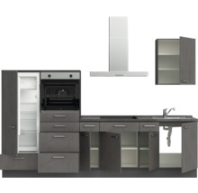 Komplette Küche mit Kühlschrank, Backofen, Dunstabzugshaube, Spüle und Stauraum