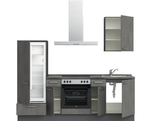 Komplette Küchenzeile mit Kühlschrank, Dunstabzugshaube, Herd, Spüle und Hängeschrank.