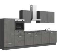 Moderne Küche mit Backofen, Dunstabzugshaube, Spüle und Arbeitsplatte