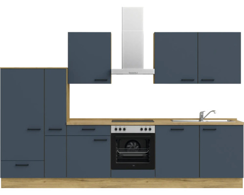 Komplette Küchenzeile mit Ober- und Unterschränken, Dunstabzugshaube, Spüle und Elektroherd.