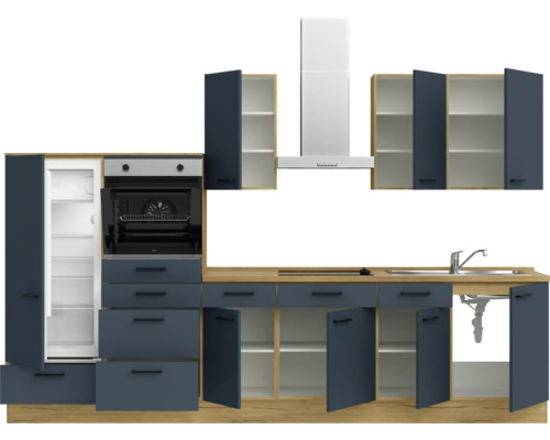 Küchenzeile mit Spüle, Dunstabzugshaube, Herd und Kühlschrank