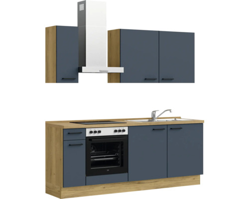 Küchenzeile mit Spüle, Herd, Backofen und Dunstabzugshaube