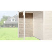 Detailansicht eines Holzcarports mit Holzwänden