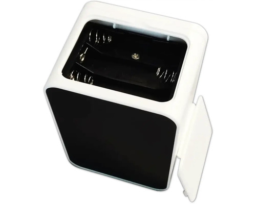 Réveil numérique cubique avec compartiment à piles ouvert