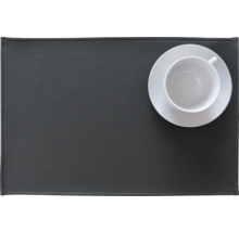 Graue Tischdecke aus Lederimitat mit Kaffeetasse