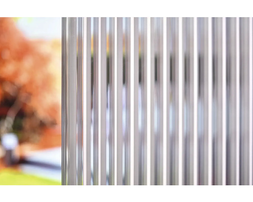 Nahaufnahme eines vertikalen Lamellenzauns aus Aluminium