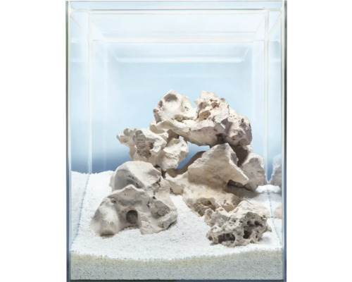 Aquarium mit Steinen und Sand