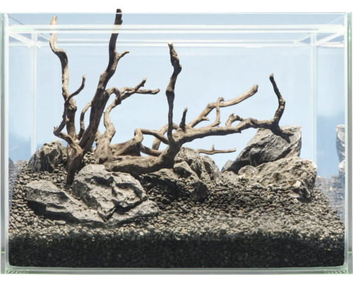Aquarium mit Steinen, Kies und Wurzelholzdekoration