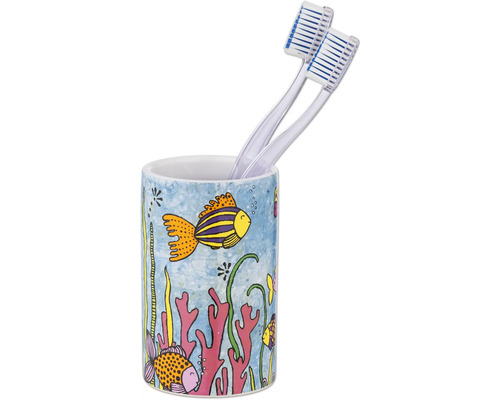Zahnbürsten in einem Zahnputzbecher mit Fischmuster