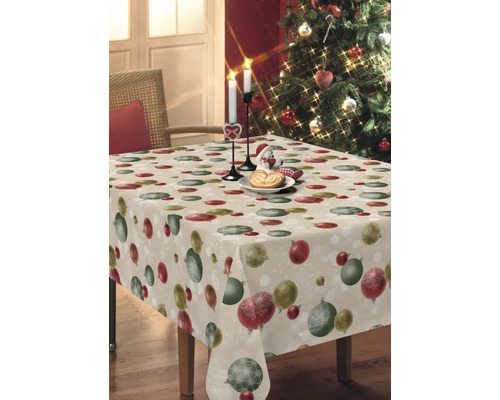 Festliche Tischdecke mit Weihnachtskugel-Motiv auf einem gedeckten Tisch mit Weihnachtsdekoration