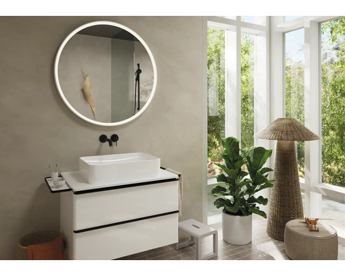 Salle de bains lumineuse avec meuble-lavabo, miroir avec éclairage et grande fenêtre