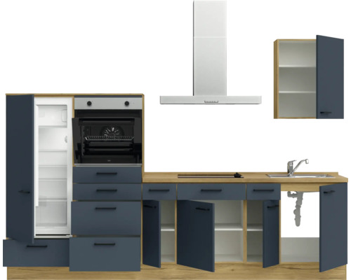 Küchenzeile mit Kühlschrank, Herd, Dunstabzugshaube, Spüle und Schränken