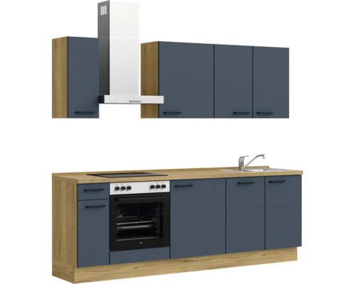 Cuisine avec évier, plaque de cuisson, four, hotte aspirante et placards hauts