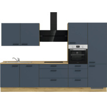 Cuisine complète avec évier, plaque de cuisson, hotte aspirante et four, ainsi que des armoires hautes et basses au design moderne.