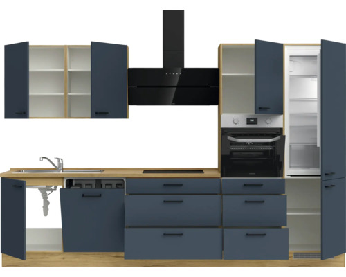 Cuisine équipée avec évier, lave-vaisselle, tiroirs, plaque de cuisson, four, hotte aspirante, réfrigérateur et armoires