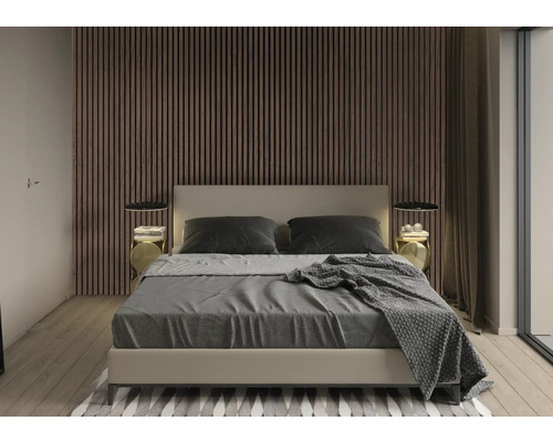 Schlafzimmer mit Doppelbett, Nachttischen und Holzpaneelen an der Wand