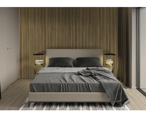 Schlafzimmer mit Doppelbett, Nachttischen und Holzpaneelwand