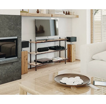 Wohnzimmer mit Fernseher, Holzregal und Lautsprechern