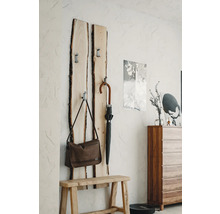 Couloir avec vestiaire en bois, banc, parapluie et sac