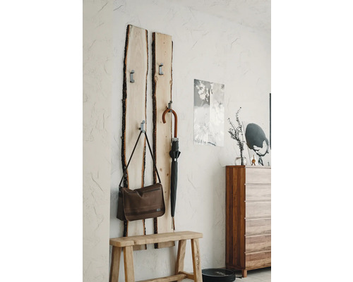 Couloir avec vestiaire en bois, banc, parapluie et sac