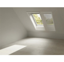 Chambre mansardée avec fenêtres de toit et parquet