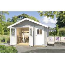 Gartenhaus mit geöffneter Doppeltür und möbliertem Innenraum, umgeben von Gartendekoration und einer Sitzecke