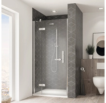 Salle de bains avec cabine de douche en verre et toilettes
