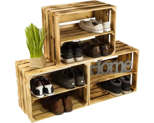 Étagère à chaussures en caisses de bois avec chaussures et décoration