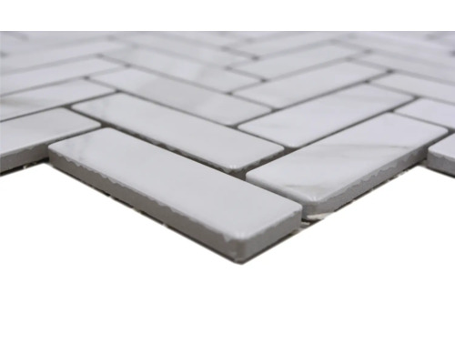 Detailaufnahme der Fliesen im Fischgrätmuster