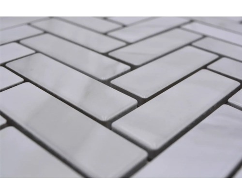 Detailaufnahme von rechteckigen Fliesen im Fischgrätmuster.