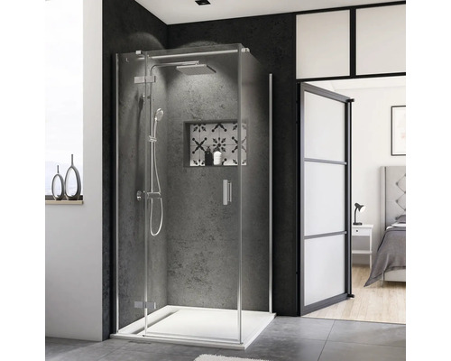 Paroi latérale pour porte pivotante Breuer Panorama 80cm verre transparent profilé couleur chrome Douche à l''italienne avec douche de tête, douchette à main et compartiment de rangement dans une salle de bains moderne.