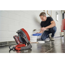 Projecteur de chantier LED sans fil lors de la peinture d''un mur.