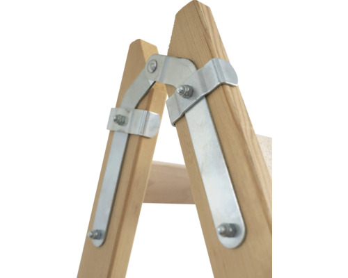 Detailansicht einer Holzleiter mit Metallverbindungen